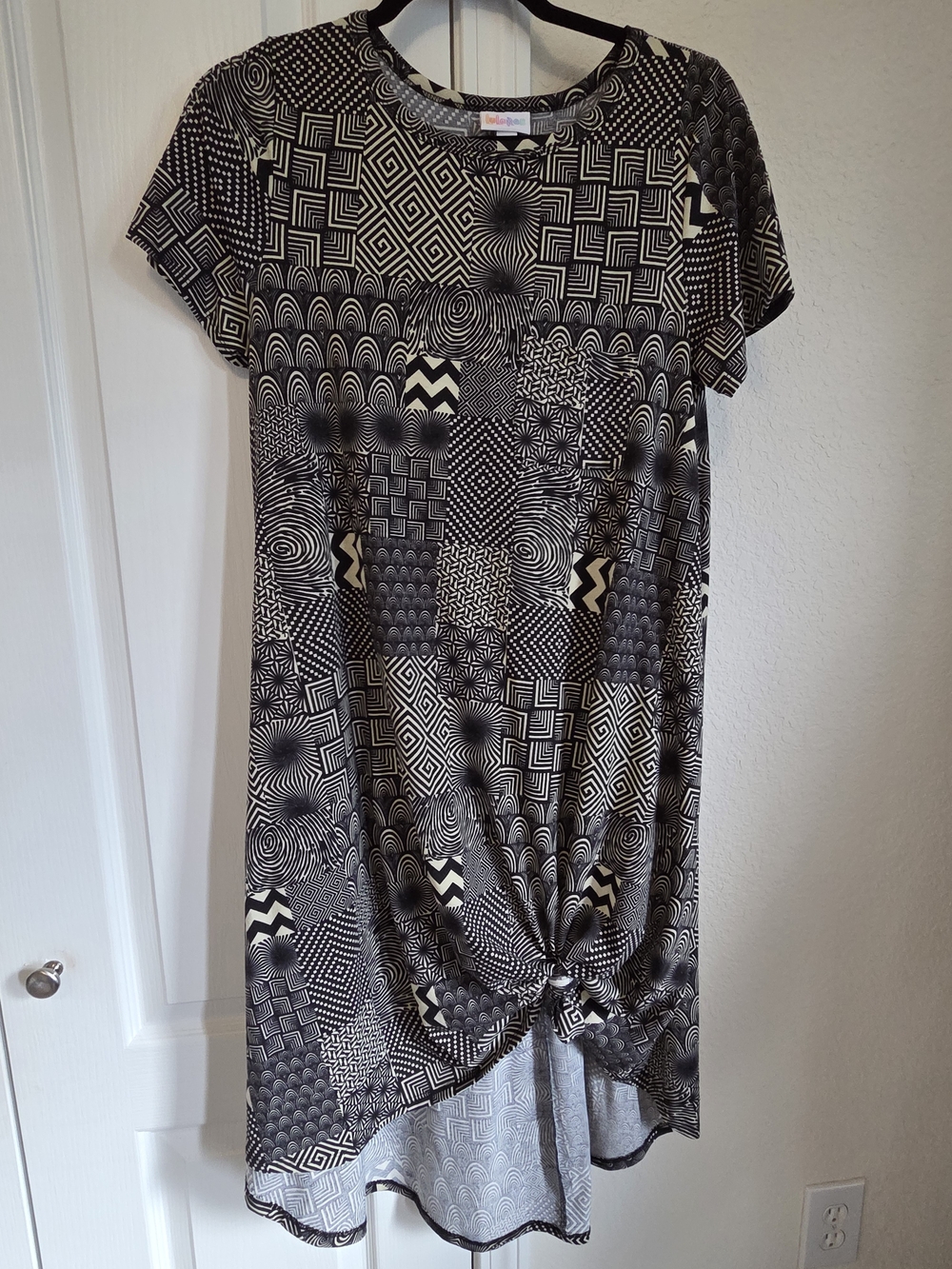 LuLaRoe Black & Cream Geometric Short-Sleeve Dress Small